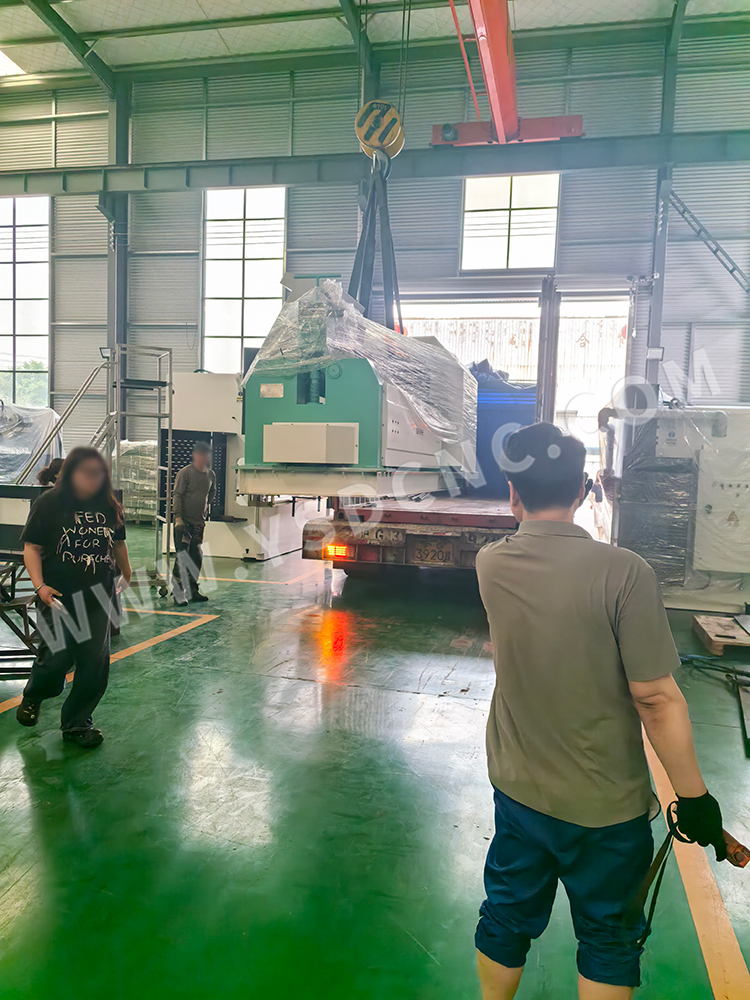 Press Brake & 2 set Hydraulic Shearing Machine & Fixed Notching Machine & Rolling Machine & Mold (3) 台液压剪板机及固定冲口机及滚压机及模具 (2)折弯机及 2 (3)
